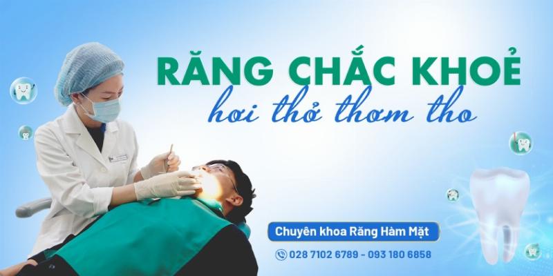 Hình ảnh chuyên gia nha khoa tư vấn bệnh nhân về sức khỏe răng miệng và tổng thể